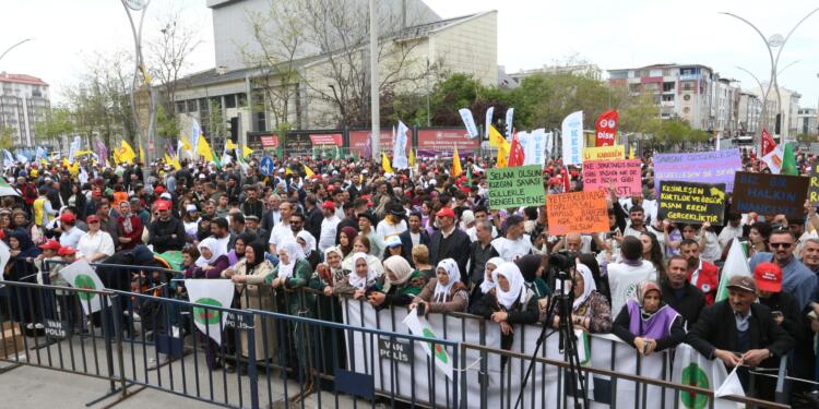 Wan’da 1 Mayıs mesajı: Savaşsız ve sömürüsüz bir ülke