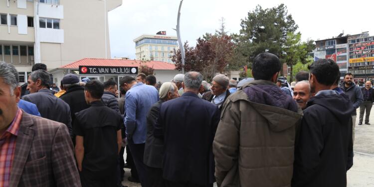 Çevre yolu mağdurları Van Valiliği önünde eylem başlattı