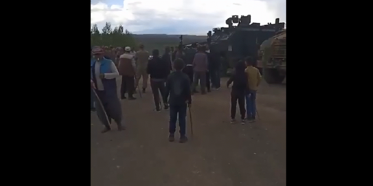 Köylüler, askerlerin köye girişini engelledi