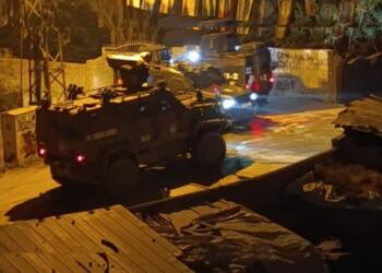 Wan’da gençler tecriti protesto etti