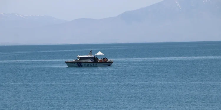 Wan Gölü’nde kaybolan gençten iz yok