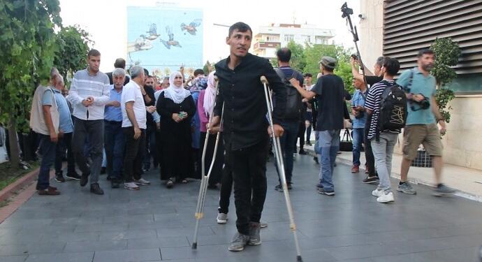 İrade gasbına karşı nöbet sürüyor: Koltuk değneğiyle direnişte