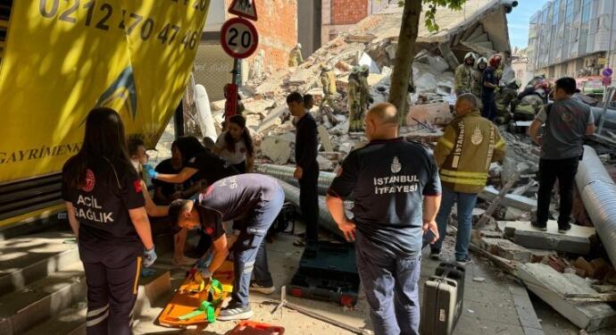 İstanbul’da çöken binada 1 kişi yaşamını yitirdi