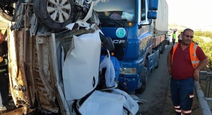 Otomobil 2 TIR arasında kaldı : 3 ölü, 1 yaralı