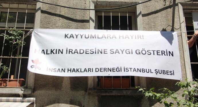 İHD binasına ‘Kayyumlara hayır’ pankartı astı