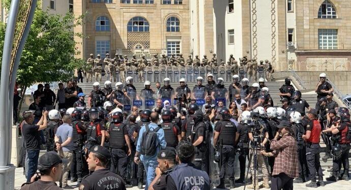 Kayyıma karşı direniş gece gündüz sürüyor: Belediyemizi vermeyeceğiz