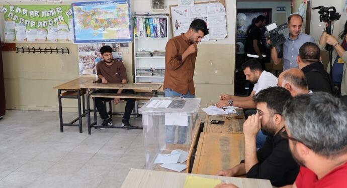 Yenilenen seçimlerde oy verme işlemi başladı