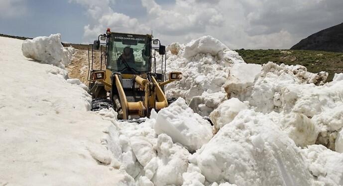 Wan’da yayla yollarını kapatan karlar temizlendi
