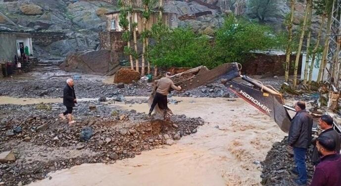 Wan’da sel: Hayvanlar öldü, tarım arazileri sular altında kaldı