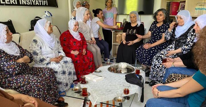 Sebahat Tuncel direnişteki annelerle bir araya geldi