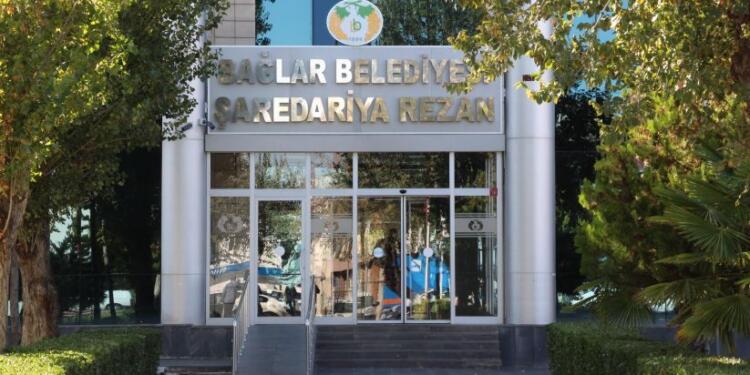 DEM Partili eşbaşkanlar ‘bayrak yalanı’ ile ilgili suç duyurusunda bulundu