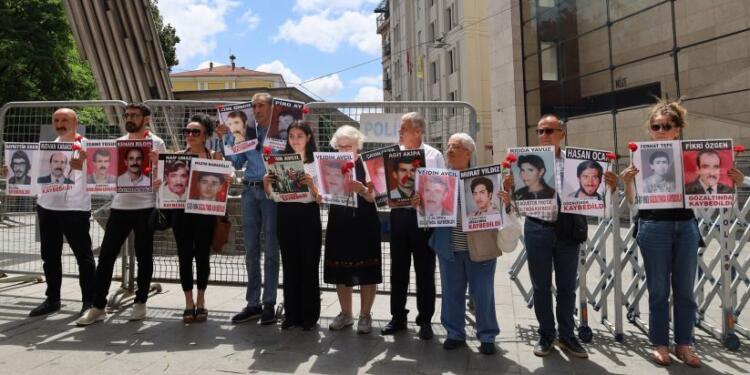 Cumartesi Anneleri: İnsanlar bayram telaşında, biz yine Galatasaray’dayız