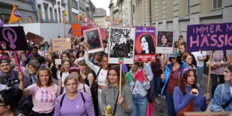 ‘Feminist Kadın Grev’de ‘Jin jiyan azadî’ sloganları atıldı