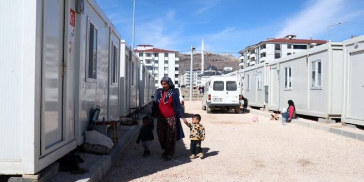 Valilik depremzedelerden konteynerleri boşaltmalarını istedi