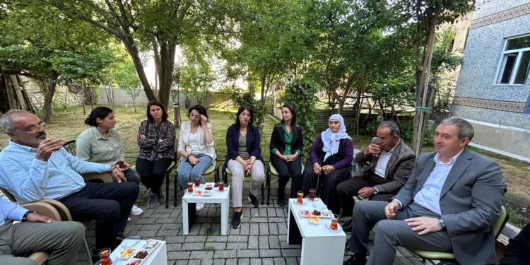 DEM Parti Eş Genel Başkanları Akış’ın ailesini ziyaret etti