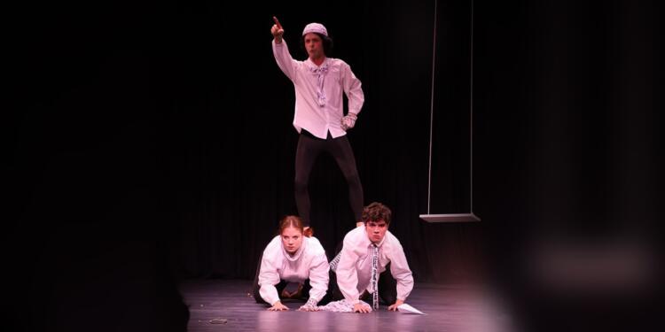 ‘Sözcükler, Sözcükler, Sözcükler’ sahnelenmeye devam ediyor