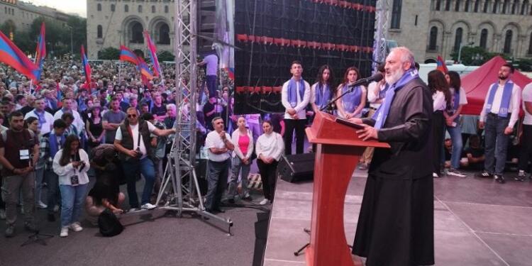 Ermenistan’da muhalefet ‘güvensizlik oyu’ istedi