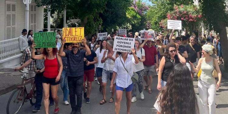 Adalar’da protestolar sürüyor