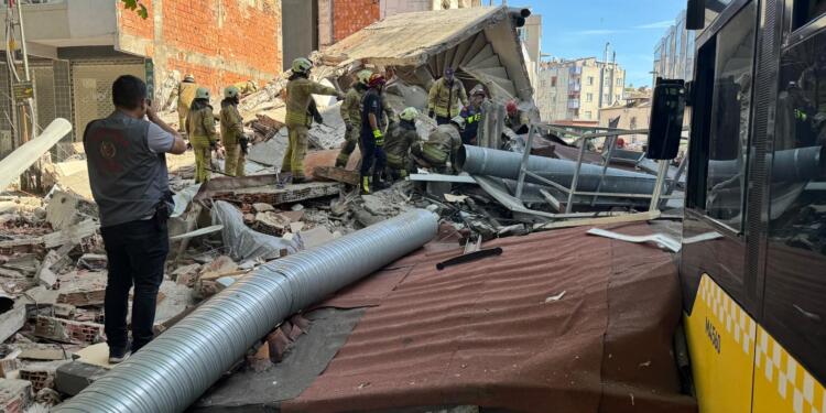 Küçükçekmece’de bina çöktü: 2’si ağır yaralı 7 kişi enkazdan kurtarıldı