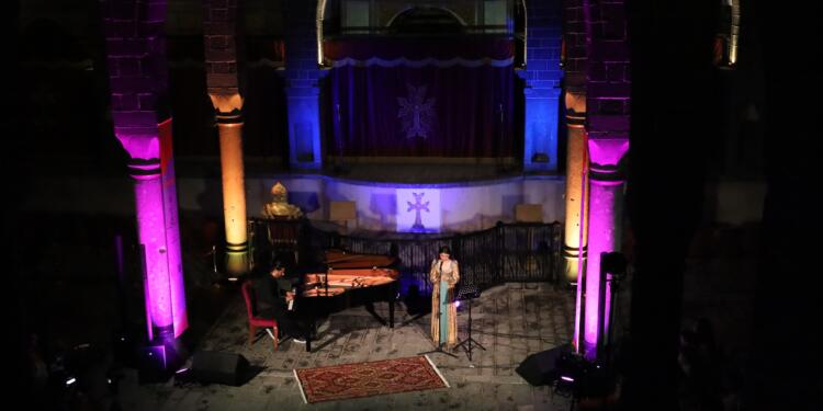 Tarihi kilisede piyano ve dengbêj dinletisi