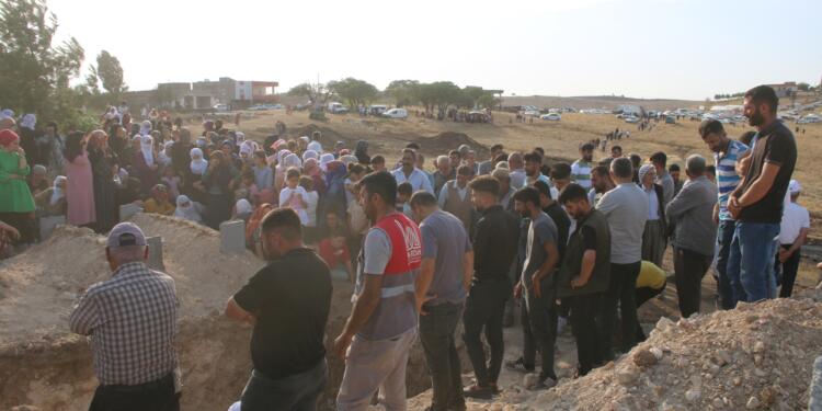 Yangında yaşamını yitiren 12 yurttaş defnedildi