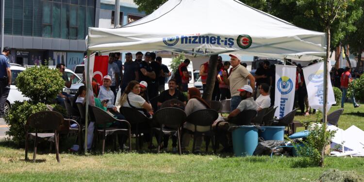 AKP’nin bankamatik elemanları polis korumasında çadır kurdu