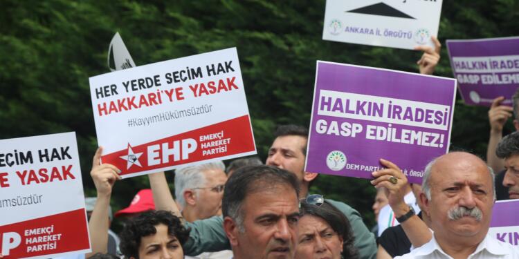 İrade gaspına karşı birçok kentte protestolar sürüyor