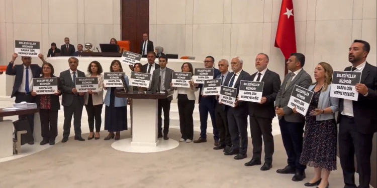 Meclis’te kayyım protestosu | Çalışmalar yarına ertelendi