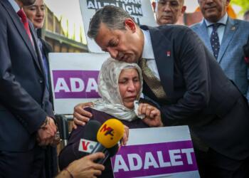 Cumhuriyet Halk Partisi Genel Başkanı Özgür Özel, Adalet Bakanlığı önünde 123 gündür adalet nöbeti tutan Emine Şenyaşar’ı ziyaret etti.