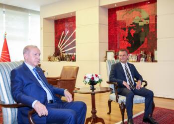 Cumhuriyet Halk Partisi Genel Başkanı Özgür Özel, Cumhurbaşkanı ve AK Parti Genel Başkanı Recep Tayyip Erdoğan ile CHP Genel Merkezi’ndeki makamında bir araya geldi.