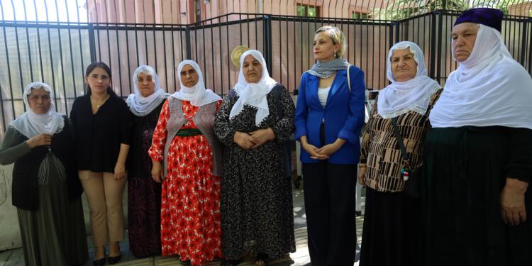 Tutsak yakınları Adalet Bakanlığı önünde: Barışın anahtarı İmralı’dadır