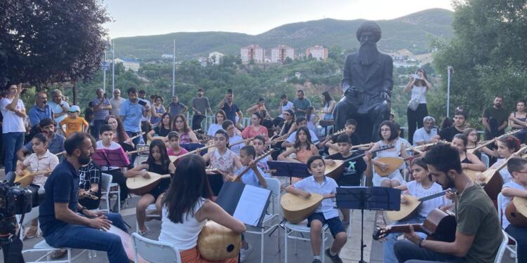 Çocuklardan Seyit Rıza Meydanı’nda müzik dinletisi