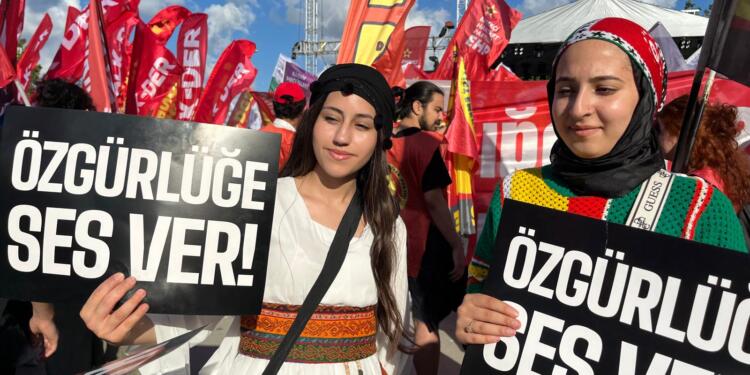 Foto Galeri | İstanbul Mitingi: 1925’ten 1999’a, diz çökmedik, çökmeyeceğiz