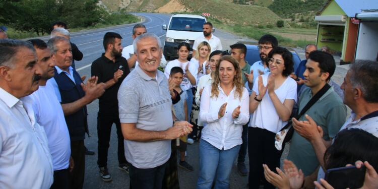 Tahliye edilen 30 yıllık tutsağa kitlesel karşılama