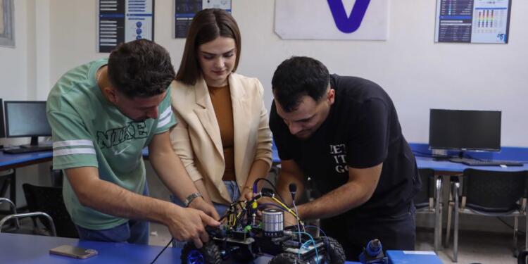 Rojava Üniversitesi’nde öğrenciler ASTRO isimli bir robot yaptı