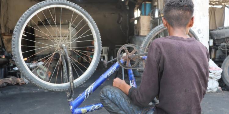 Savaş ve Suriye’de çocuk işçiliği: Binemedikleri bisikletleri tamir ediyorlar