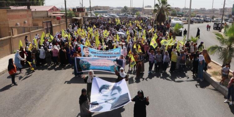 Kuzey ve Doğu Suriye kentlerinde tecride karşı yürüyüş