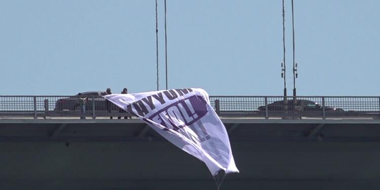 Boğaziçi Köprüsü’ne ‘Kayyım defol’ pankartı