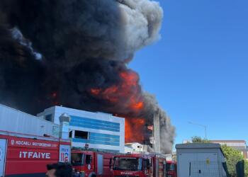 Tuzla'da bulunan Deri Organize Sanayi Bölgesi'ndeki bir fabrikada yangın çıktı. Yangına çok sayıda itfaiye ekibi sevk edildi. Fotoğraf: İstanbul DHA