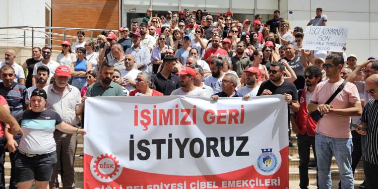 İşten çıkarılan belediye işçileri eylem başlattı