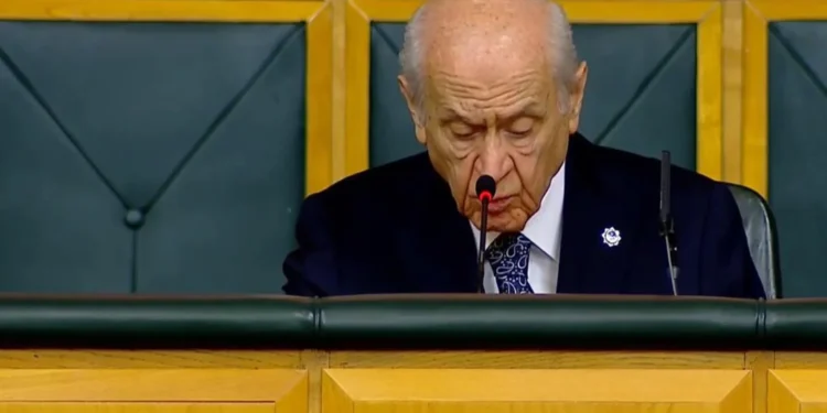 Yürümekte zorlanan Bahçeli, yangınlar ile ilgili Amed Barosu’nu hedef aldı