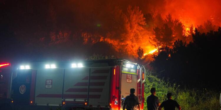 Kuşadası’ndaki yangın büyüyor: Yerleşim yerleri boşaltılıyor