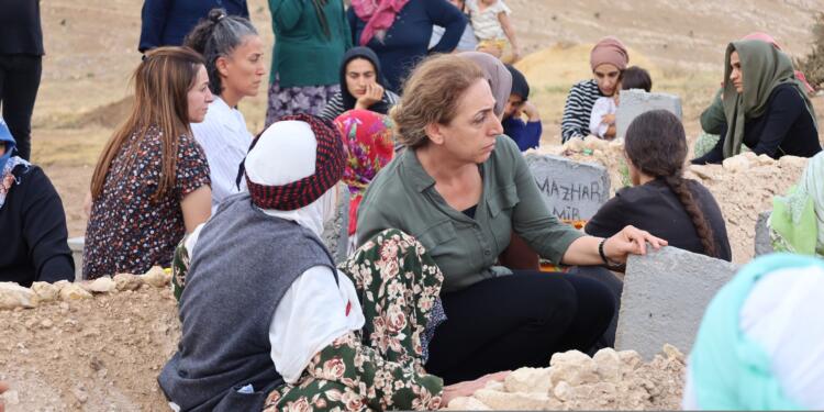 Aydeniz: Biz halklayız, onlar koruma ordularıyla gezsin