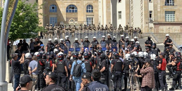 Yüzlerce asker-polis Hakkari Adliyesi’nde!