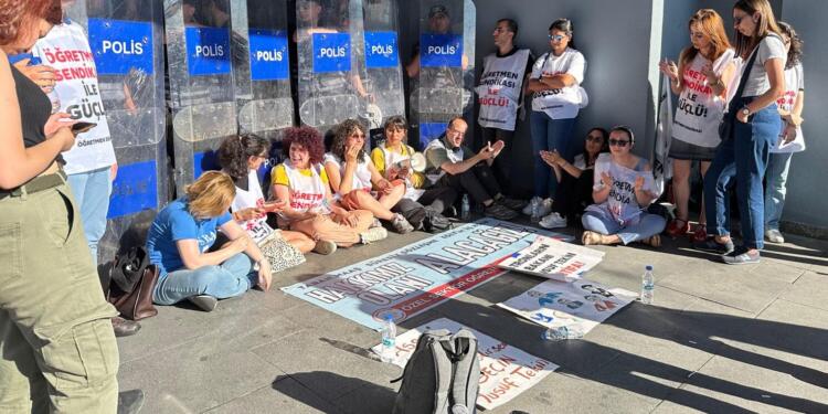 Öğretmenler TÖZOK önüne gitti: Polis 18 kişiyi gözaltına aldı