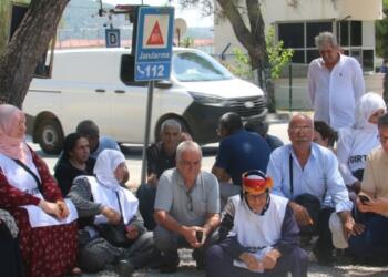 Tutsak aileleri cezaevlerinin önünden seslendi: Tecrit barış önündeki tek engeldir