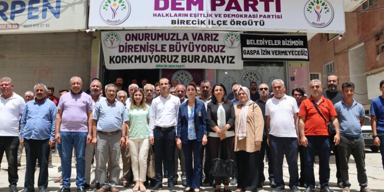Hatimoğulları ve Bayındır’dan saldırıya uğrayan parti binasına ziyaret