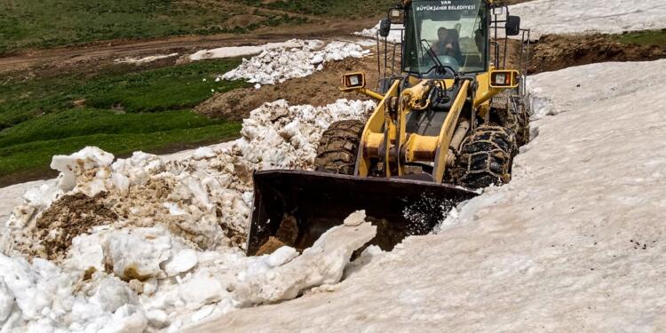 Wan’da Haziran ayında karla mücadele devam ediyor