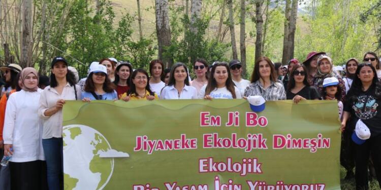 Wan’da kadınlar doğa yürüyüşüyle ekolojik tahribata dikkat çekti