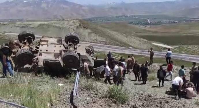 Colemêrg’e asker taşıyan zırhlı araç devrildi: 4 asker yaralandı